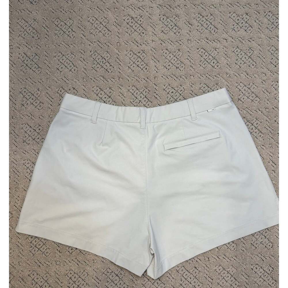 Vuori Women's Pleated Trouser Shorts Size L Light Gray